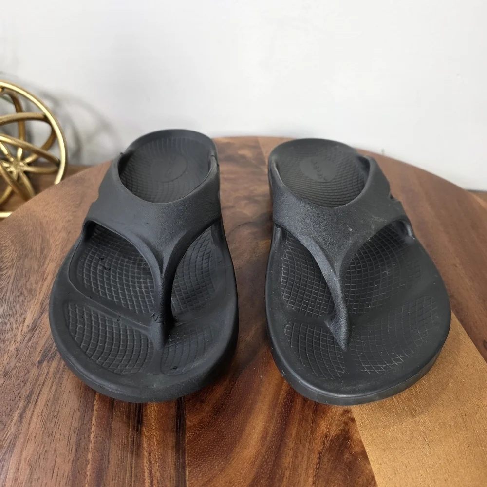 OOFOS Black Thong Recovery Sandals Men's 8 Women's 10
